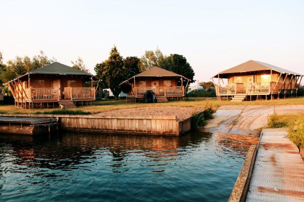 Luxury Lake Lodge, Book  Alphen Gelderland