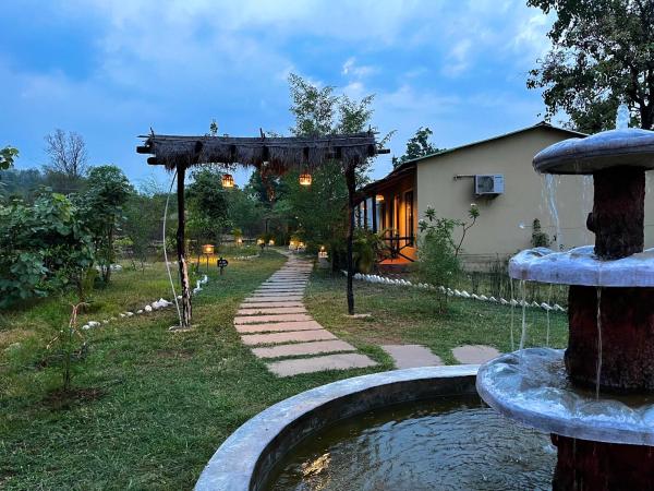 Grand Narmada Jungle Homestay Resort-Bandhavgarh, Book  Hoteller i New Delhi med pool, Swimmingpool