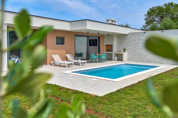 Villa Little Mo, Book  Hoteller i Pula Riviera med pool, Swimmingpool