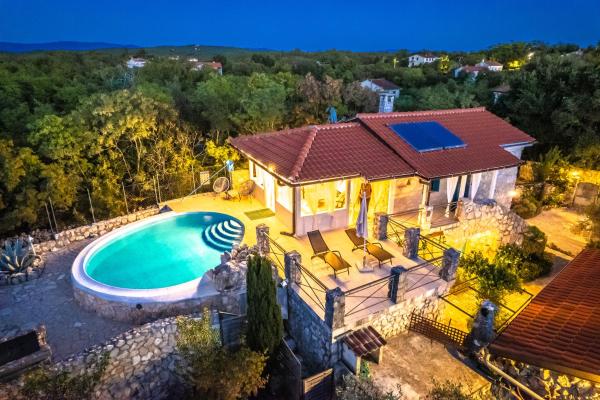 Villa Nana with a swimming pool, Book  Dobrinj 