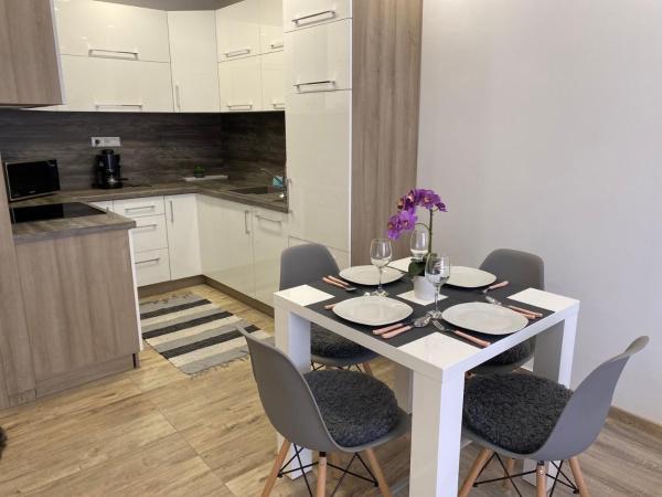 Oasis Apartman, Book  Northern Great Plain hoteller med pool, Swimmingpool
