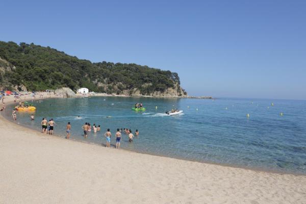 Happy Camp mobile homes in Camping Sènia Cala Canyelles, Book  Hoteller i Costa Brava med parkering, Parkering