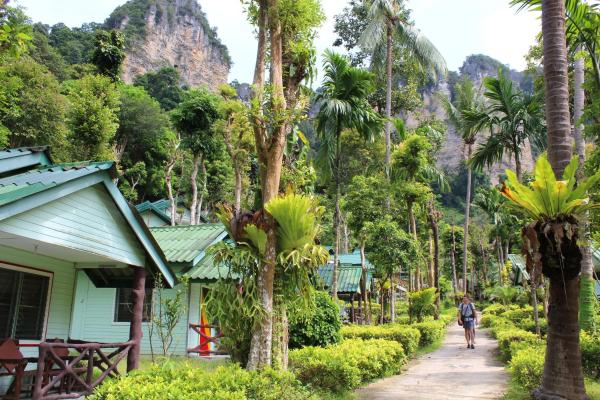 Chill Out Bar and Jungle Bungalows, Book  Tonsai Beach 
