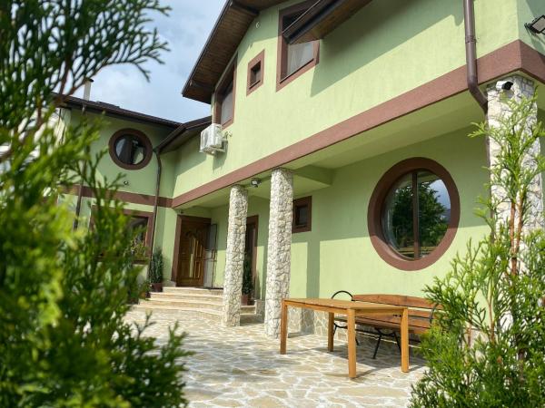 Casa Adelmar, Book  Hoteller i Tulcea med parkering, Parkering