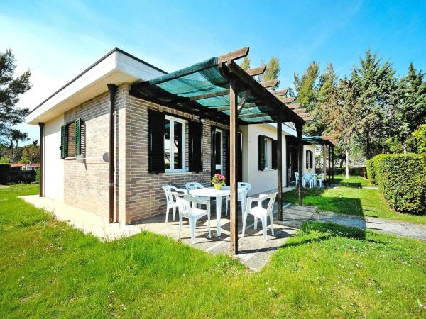 Villa in Cecina Mare near Sandy Beach, Book  Hoteller i Etruscan Coast med pool, Swimmingpool