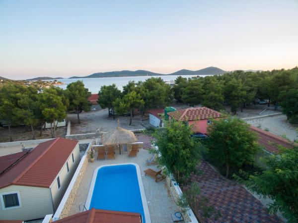 Camp Lana with pool, Book  Hoteller i Zadar County med pool, Swimmingpool