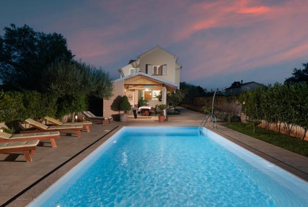 Villa Green Oasis with private pool, full privacy, Book  Hoteller i Zadar County med pool, Swimmingpool