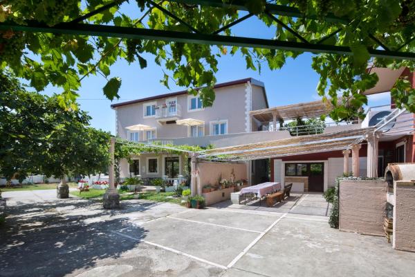 Apartments Al Parma, Book Lejlighed Budva hoteller med parkering, Parkering