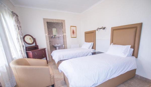 Hoyohoyo Machadostud Lodge, Book  Helvetia Noord 