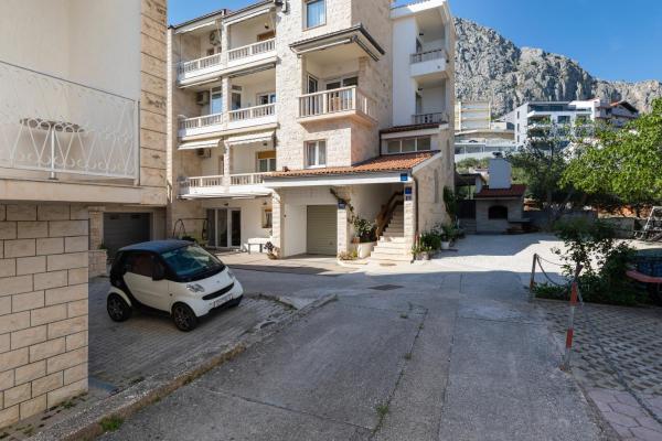 Apartments by the sea Duce, Omis - 5973, Book Lejlighed Split Region hoteller med parkering, Parkering