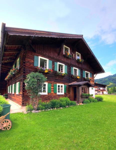 Tirolerhaus Tannheim - zentral und ruhig - gemütliche Dachgeschosswohnung mit separater Küche, Schlafzimmer & Charme - ab 7 Tage buchbar, Book  Hoteller i Tyrol med parkering, Parkering