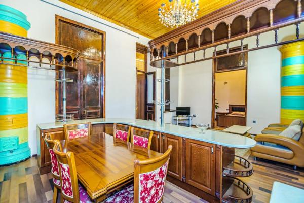 3 bedrooms Street Nizami-Khagani, Book  Baku Aserbajdsjan
