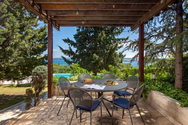 Villa Pinia Holiday home with a pool, Book  Kvarner hoteller med parkering, Parkering