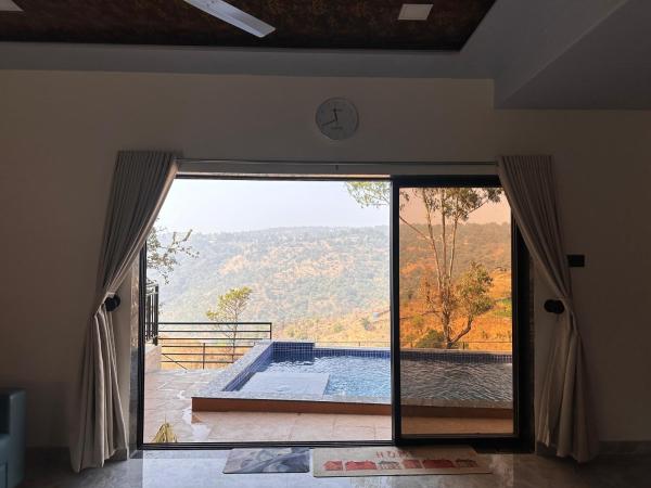 Lifeline Villas - Valley Whisper Retreat Luxurious Infinity Pool Villa, Book  Hoteller i New Delhi med pool, Swimmingpool