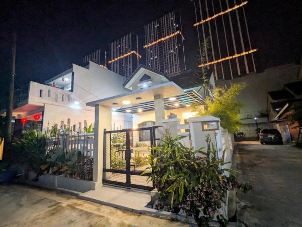 S&D D-245 Luxury & Cozy Villa 6-8 pax at Citra Batam Center, Book  Batam hoteller med parkering, Parkering