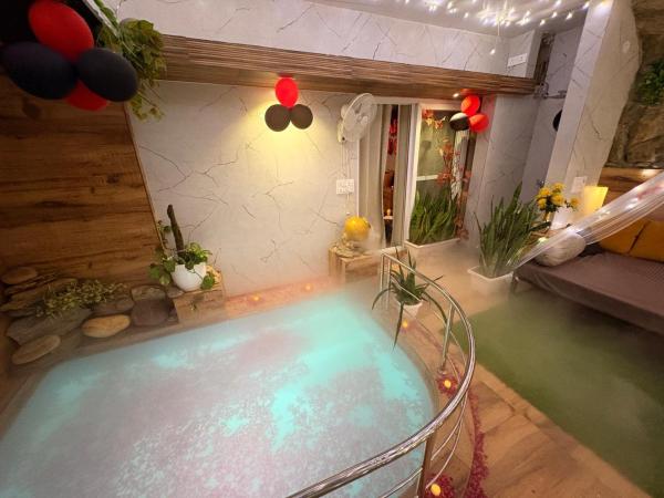 Kudarat A love nest, Book  Hoteller i New Delhi med pool, Swimmingpool
