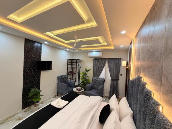 Image Luxury Guest House G10-4, Book  Islamabad hoteller med parkering, Parkering