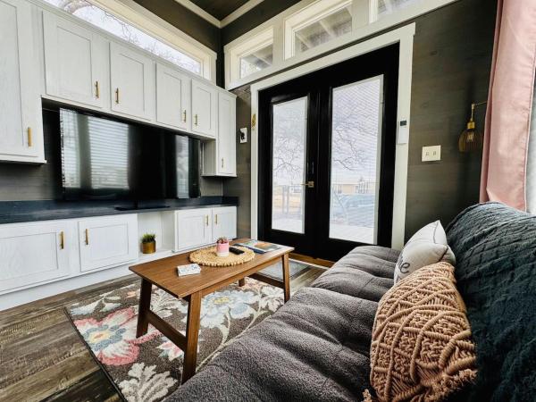 Little Luxe Hideaway at Village Farms Resort, Book  Austin Greater Austin