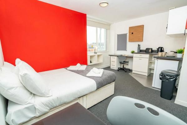 Spacious & Bright Central Coventry Budget Studio, Book  Coventry West Midlands