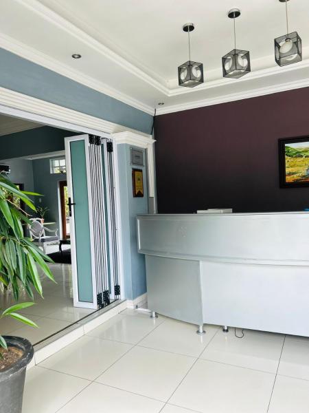 ZQ Guest House, Book  Mthatha hoteller med pool, Swimmingpool