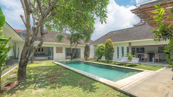 Villa Alana, 3 BR Villa in Kerobokan, Book  Kalimantan hoteller med pool, Swimmingpool