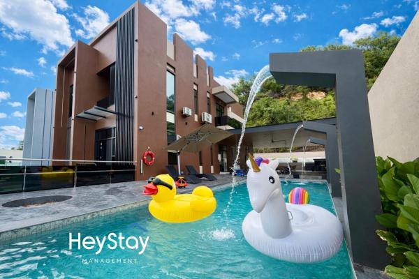 RetreatsVilla Luxury 5R4B 30Pax KTV Swimmingpool by HeyStay Management, Book  Ayer Keroh Melaka