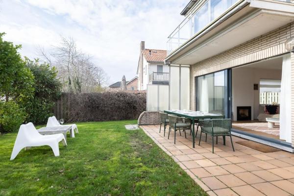 Villa de Wit, Book  Cadzand 