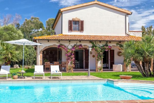 ClickSardegna Villa del Parco a ridosso del mare, Book  Sardinia North hoteller med pool, Swimmingpool