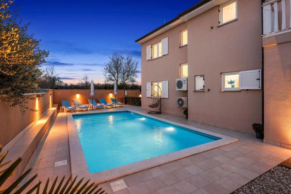Villa Vesna for 6 persons near Pula with 32 m2 private pool, kids playground & free bikes, Book  Hoteller i Pula Riviera med pool, Swimmingpool
