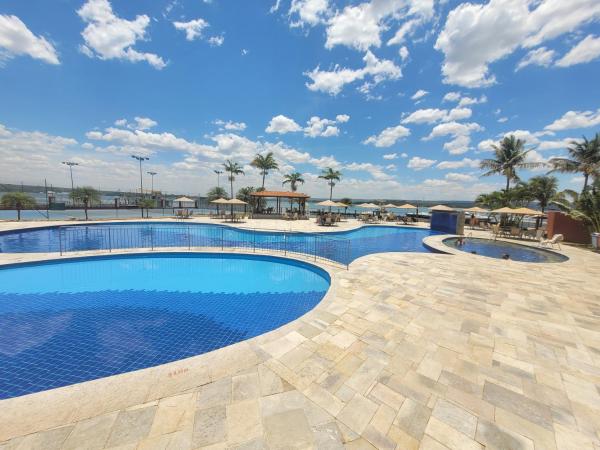 FLATS NO LAKE SIDE, A BEIRA DO LAGO PARANOÁ, COM ACESSO AO LAGO, LOCALIZADO NO SHTN TRECHO 1, COM PISCINA AQUECIDA, ACADEMIA, SAUNA, QUADRAS ESPORTIVAS, RESTAURANTE, LANCHONETE, FARMÁCIA, VAGA DE GARAGEM, RECEPÇÃO 24HS, WI-FI, SMART TV By REI DOS FLATS, Book  Hoteller i West-Central Brazil med pool, Swimmingpool