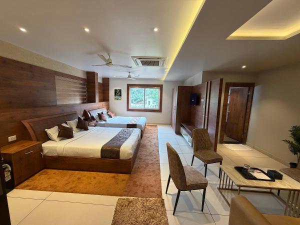 Raravies family restaurent Mattanur,Near Kannur airport, Book  Chāvasseri New Delhi
