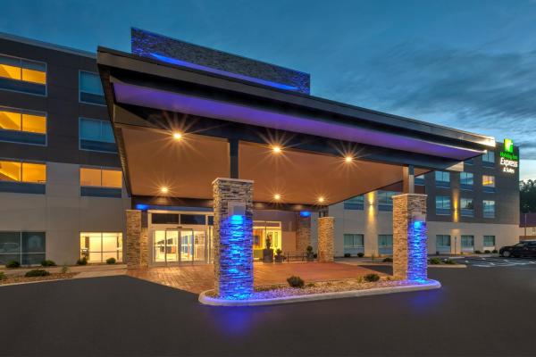 Holiday Inn Express & Suites - Milan - Sandusky Area by IHG, Book Hotel Milan Ohio