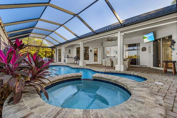 Gorgeous waterfront home with electric heated pool & spa - Villa Soleil, Book  SPA-hoteller i Florida, SPA