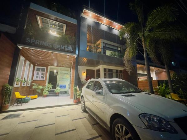 Luxurious 3 BHK Stay, Airport road, Opposite CP67 Mall, Book  Punjab hoteller med parkering, Parkering