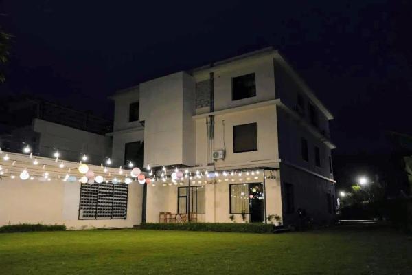 The Monarch Hotel, Book  Kāthgodām Uttarakhand
