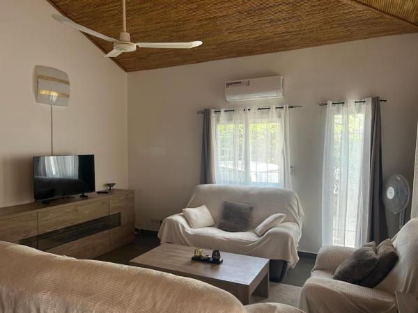 Villa Oasis avec piscine à deux pas de Saly, Book  Thiès hoteller med pool, Swimmingpool