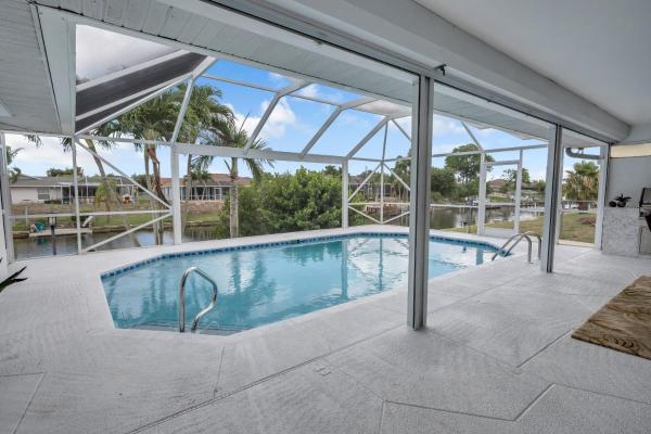 Serene Canal Views, Heated Pool & Relaxation - Villa Pelican Paradise - Roelens, Book  SPA-hoteller i Florida, SPA
