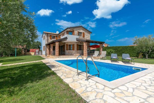 Mediterrane Villa mit privatem Salzwasserpool, Babybett, Whirlpool, Tischtennis, Spielplatz, Book  Višnjan Central Istria
