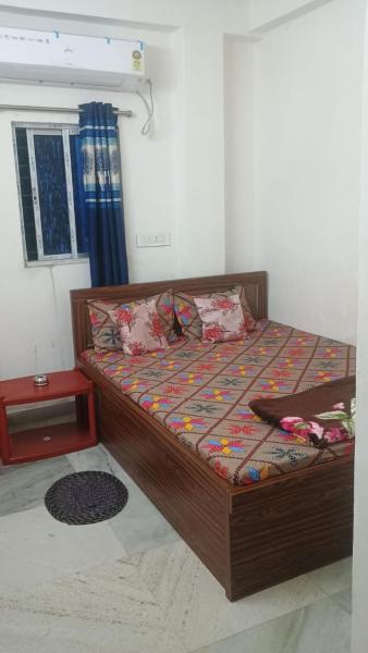 BYAPARI PALACE GUEST HOUSe, Book  Calcutta 
