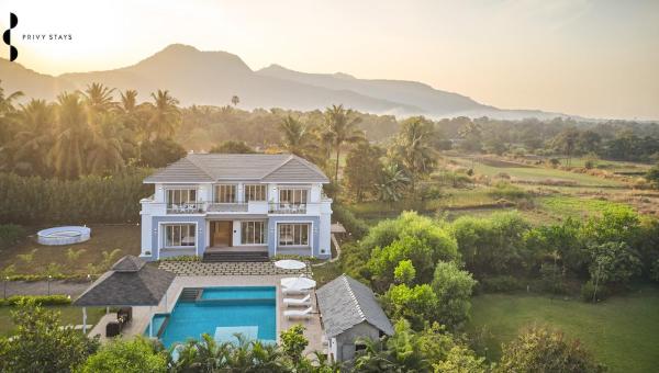 Privy Stays- Elantra Villa, Alibag, Book  Hoteller i New Delhi med pool, Swimmingpool