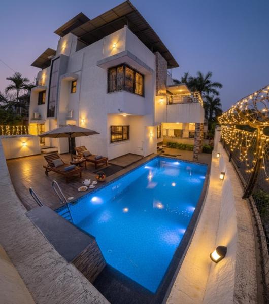 Aarna Villa nr Valvan Dam, Book  Lonavala hoteller med pool, Swimmingpool