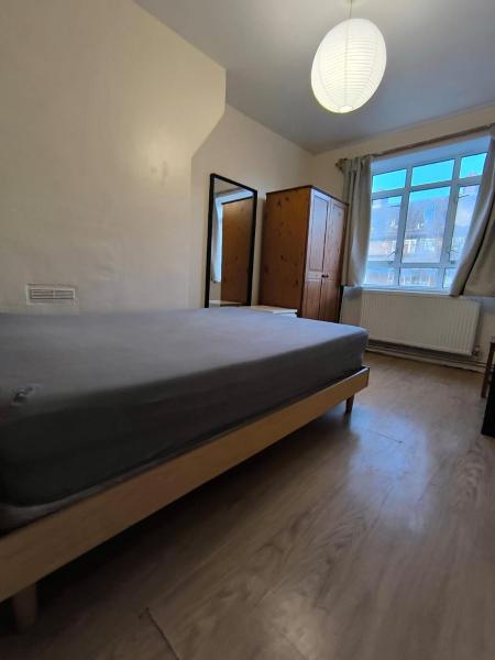 Double bedroom in a quiet neighbourhood, Book  Hoteller i London og omegn med parkering, Parkering
