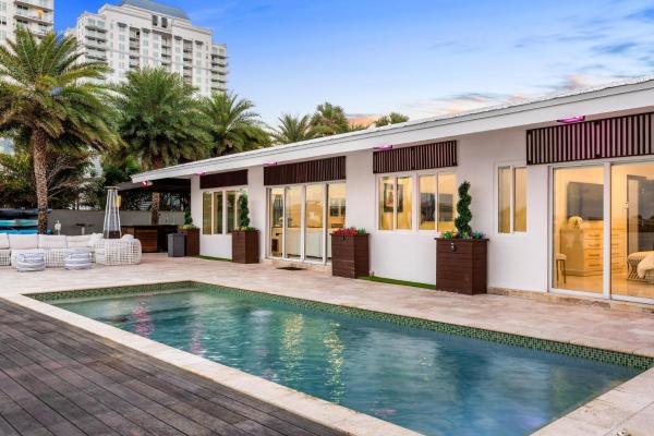 Villa Mara - Stunning Bay Views, Book  Hoteller i Miami Beach med pool, Swimmingpool