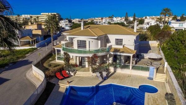 Luxury Villa with Private Pool, Gym & Leisure Room by Gale Beach LM25, Book  Albufeira hoteller med pool, Swimmingpool
