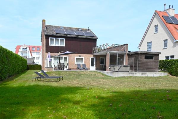 Villa Mer, Margret - Detached holiday home with huge garden in centre and near beach, Book  Cadzand 