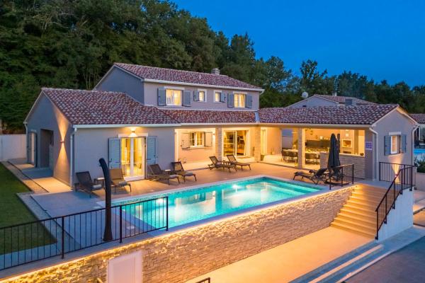 Villa Hygge -5 bedroom villa, Book  Labin hoteller med pool, Swimmingpool