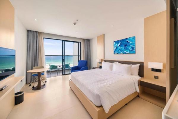 The Arena Cam Ranh Beachfront Condotel, Book  Hoteller i Khanh Hoa med pool, Swimmingpool