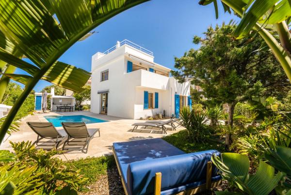 Villa exclusiva frente al mar con jardin y piscina, Book  Menorca hoteller med pool, Swimmingpool