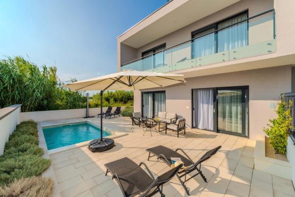 Beachfront Villa Jugo with Seaview, Book  Hoteller i Zadar County med pool, Swimmingpool