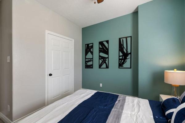 Modern 3 Bedroom with 85 Inch TV, Book  Houston Houston